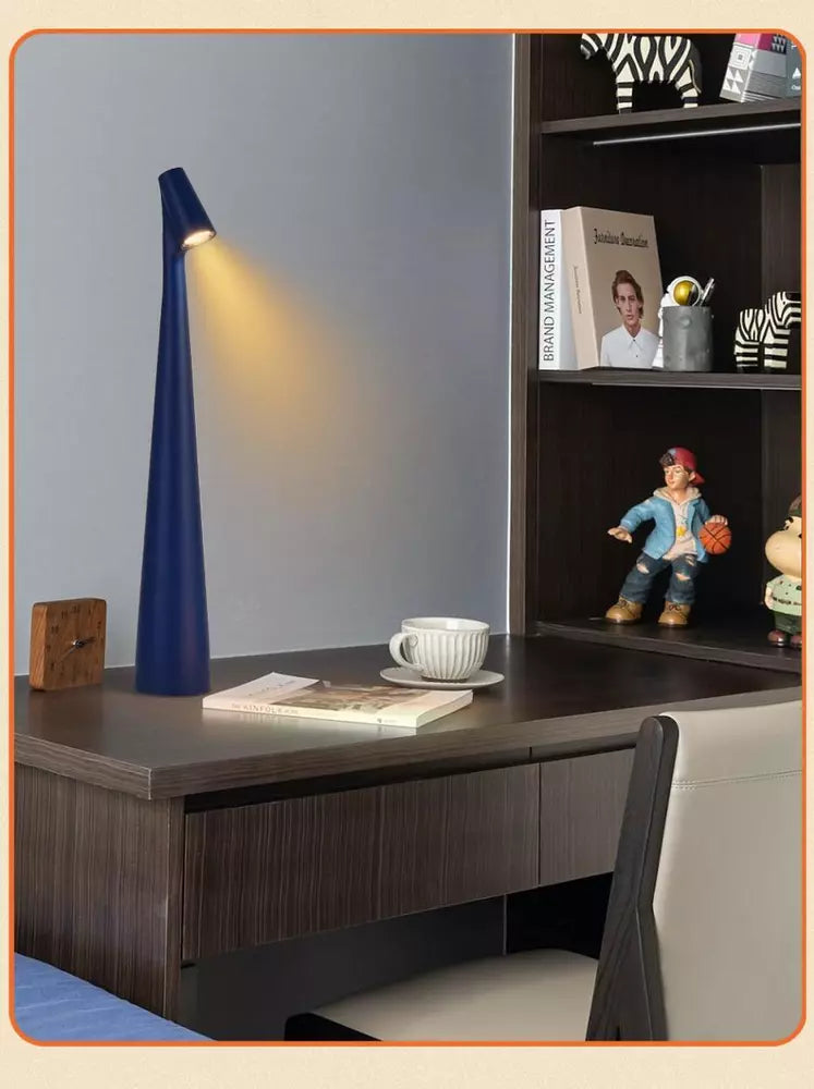 Art Table Lamp Designer's Vertical Overlooking Light Luxury Desk Lamp USB charge